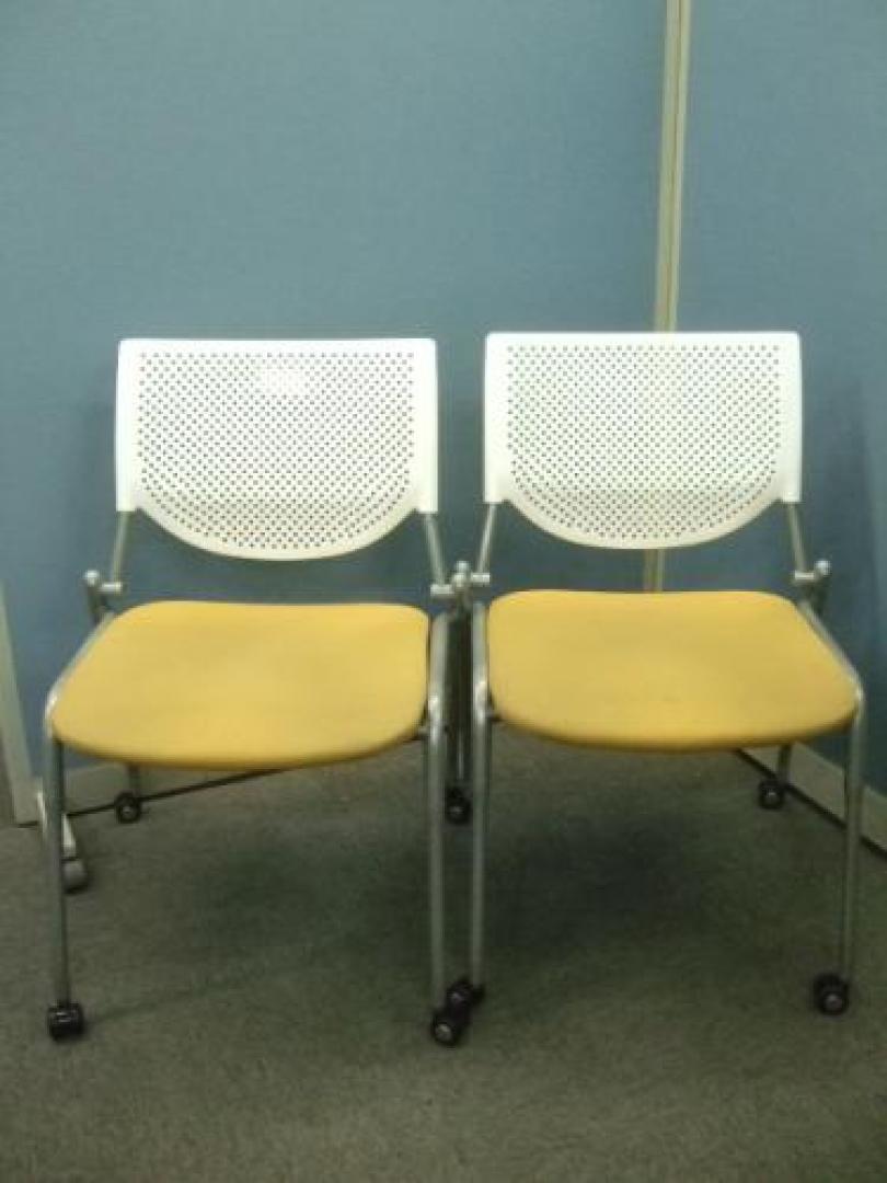 オカムラ製■プロスタック■座面オレンジ・背もたれホワイト■２脚づつでお安くご提供【セット商品】【会議チェア】
                                    中古
            