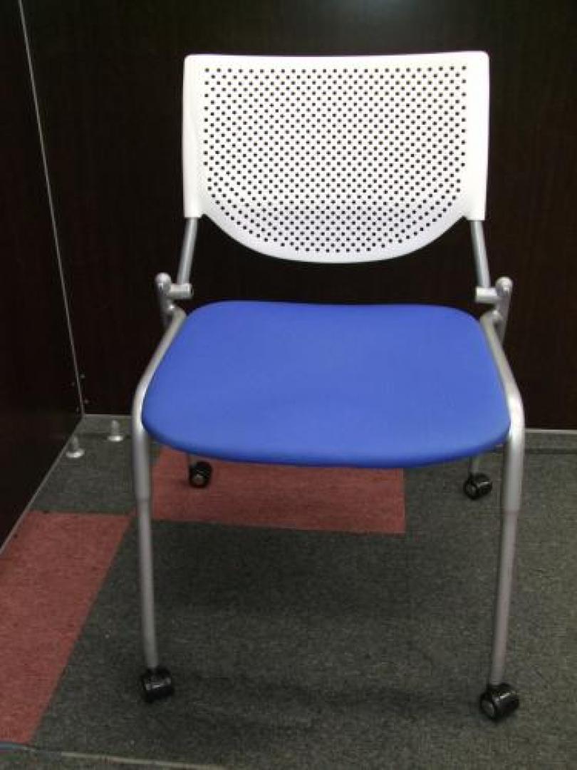 【人気のキャスター付き　移動もラクラク！】【オカムラ製　プロスタック】◆状態良好◆◆垂直に重ねて収納◆【会議チェア】
                                    中古
            