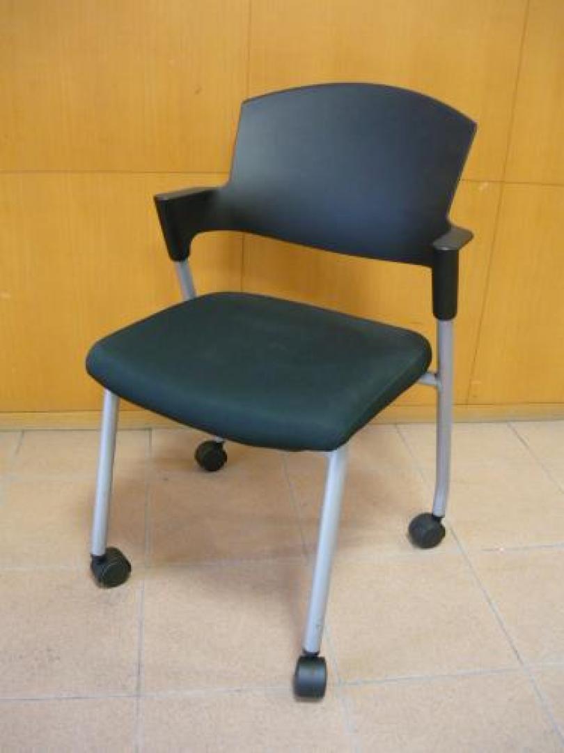 今だけ価格！！【コクヨ】スタッキングチェアー　ブラック　キャスター付　折りたためて収納できるから、場所をとりません！デザインもそれなりにお洒落？【会議チェア】
                                    中古
            