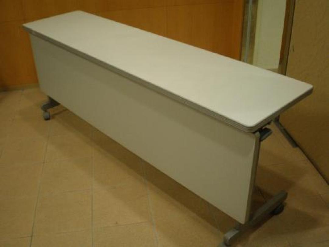 収納に便利な　スタックテーブル　折りたためてキャスター付！！いまならこの価格にてご提供！！
                                    中古
            