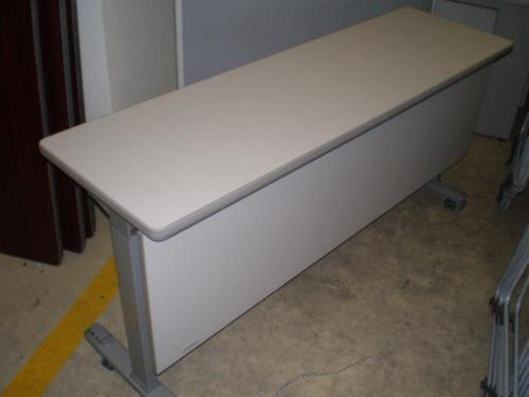 【入荷速報】【限定3台のみ！！】サイドスタックテーブル！！収納に便利な折りたたみ式！しかも、小ぶりでキャスター付で移動も便利！便利尽くしのこのテーブルが、この価格にてご提供！！
                                    中古
            