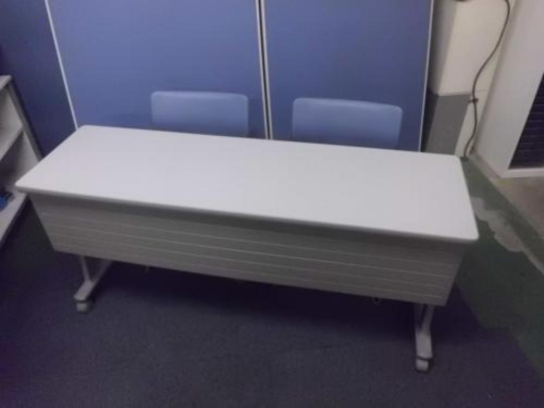 【大量20台入荷】　オカムラ製　『サイドスタックテーブル』と『スタッキングチェア』のセット　■幕板付き　【セット商品】
                                    中古
            