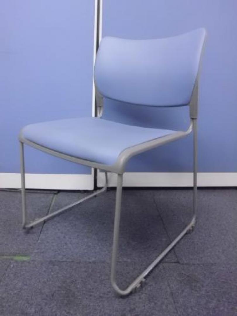 【大量60脚入荷】残り1脚　座面に切れ有　　■ビニールレザーだから汚れても拭けますよ！【会議チェア】
                                    中古
            