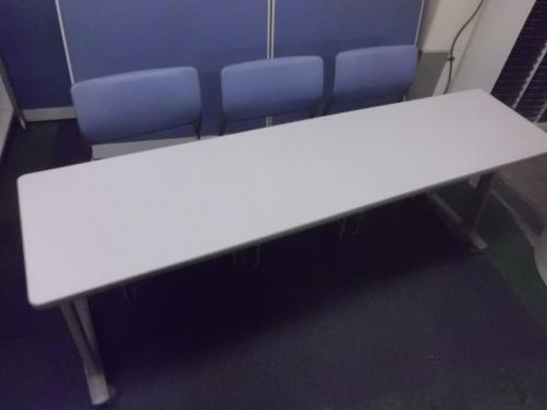 【ラス1のため大幅値下げ】　オカムラ製　『サイドスタックテーブル』と『スタッキングチェア』のセット　【セット商品】
                                    中古
            