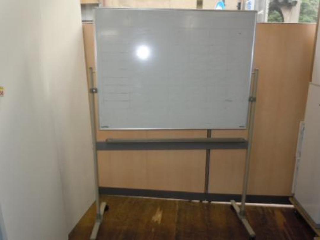 【１台限定】　■　Ｗ１２００片面自立ホワイトボード　■　　会議室の必須品!!
                                    中古
            