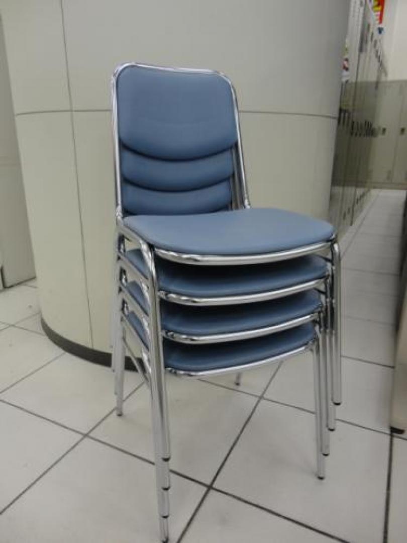 ■オカムラ製　スタッキングチェア　8102ＤＺ-p 500脚以上入荷!! 数揃います!!【会議チェア】
                                    中古
            