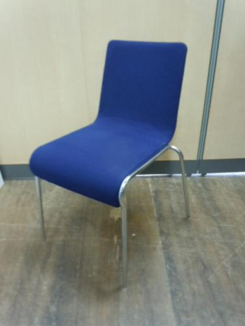 【アジャスターがございません】映える濃いナイスブルー　■　スタッキングチェア　■　ノーブランド品　■　破れ有【会議チェア】
                                    中古
            