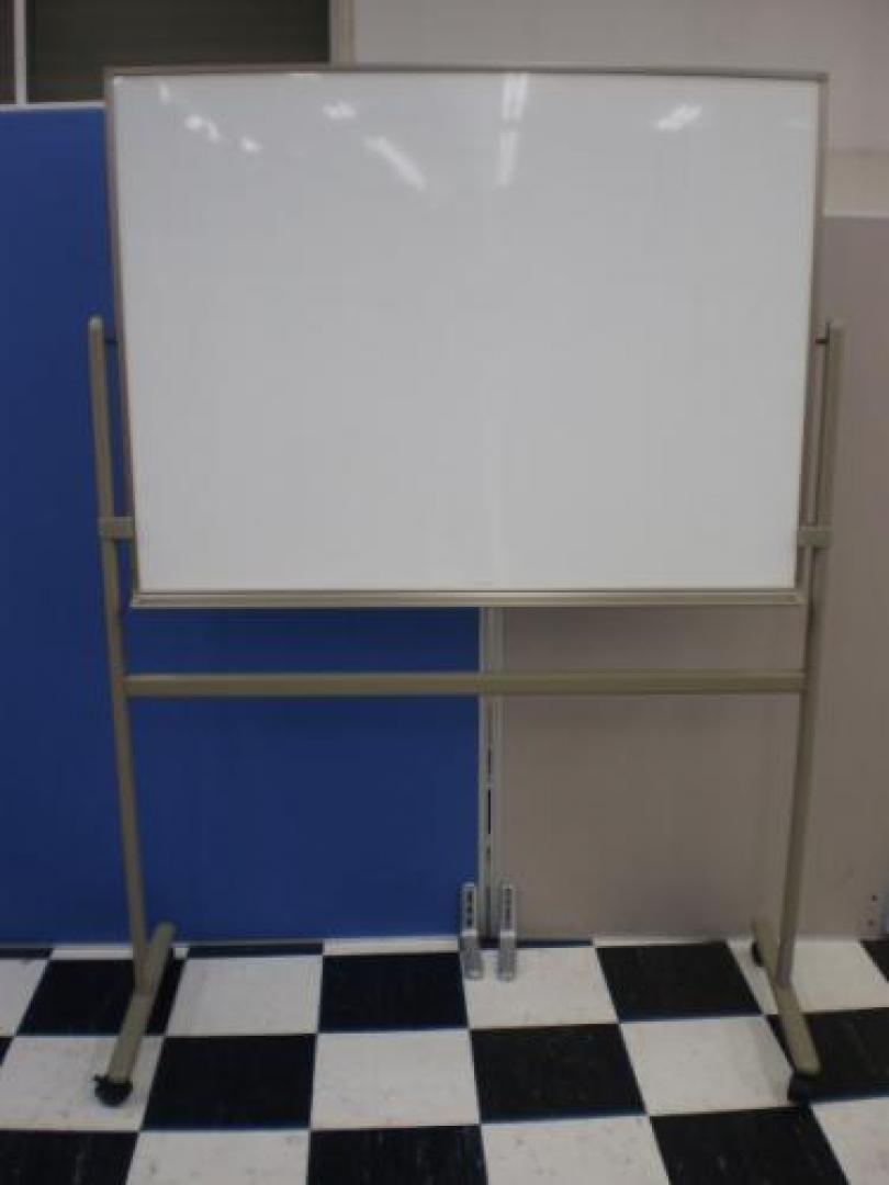 プラス製片面ホワイトボード自立式が入荷！W1300だから場所を取らない。中古のホワイトボードは希少ですので、お求めはお早めに。
                                    中古
            