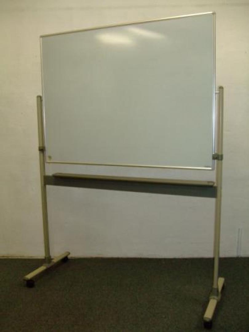 脚付ホワイトボード　■両面タイプ　■メーカー：ライオン（LION） ■２台入荷しました！
                                    中古
            