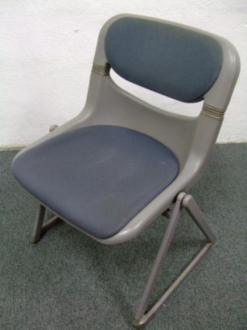 イトーキ　■　スタッキングチェア　■　在庫数は１台です。【会議チェア】
                                    中古
            