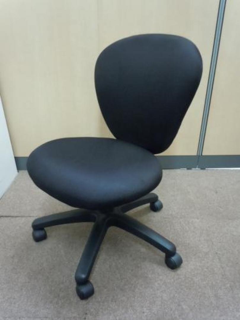 【6脚揃います】　■　ELECOM　コンピュータチェア　■　ローバックタイプ　■型番：CCH-M005　【OAチェア】
                                    中古
            