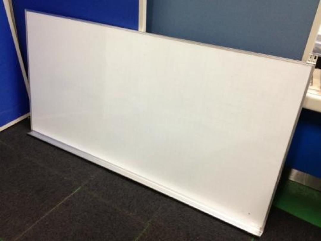 6/13在庫情報【ホワイトボードW1200】【壁掛け】【マーカー受けあり】
                                    中古
            