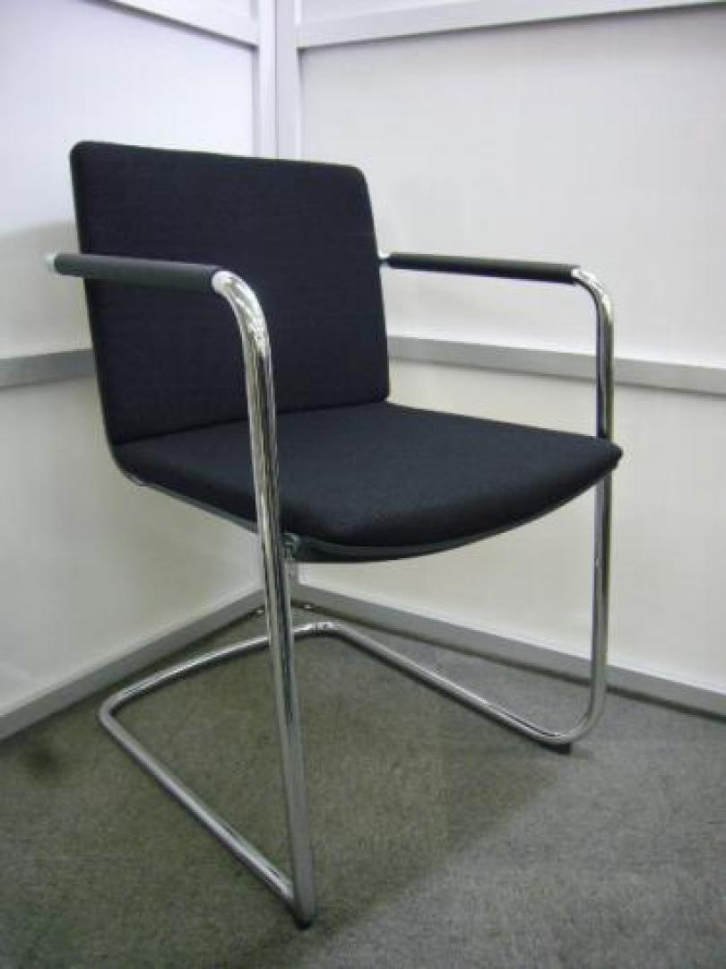 【高級チェア】【smtb-TK】【Wilkhahn：ウィルクハーン】Neos 肘付きミーティングチェアー(背クッションタイプ) ＜ブラック×ブラック＞【会議チェア】
                                    中古
            