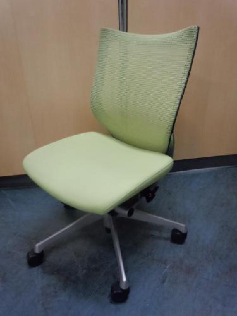 大人気のエルゴノミックチェア　オカムラ製　Baron　バロンチェア入荷いたしました　型番：CP33ＤＲ-ＦＥＦ6　シルバー仕様　ピスタチオグリーン色　【メッシュチェア】【高級チェア】【OAチェア】
                                    中古
            
