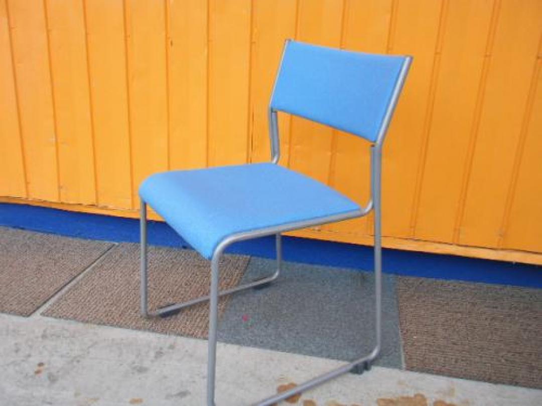 ◇スタッキングチェア◇自然に会話も明るく弾んじゃう♪ブル〜♪6脚セット【会議チェア】
                                    中古
            