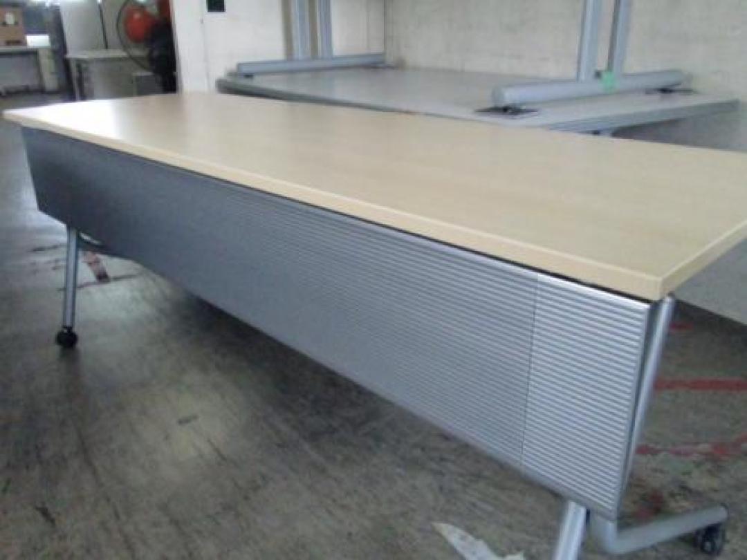 □■　オカムラ　サイドスタックテーブル　幕板付　Ｗ1800　■□
                                    中古
            