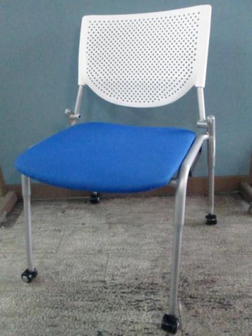 ☆★　大量入荷　オカムラ　スタッキングチェア　キャスター付　プロスタック　ブルー　☆★【会議チェア】
                                    中古
            