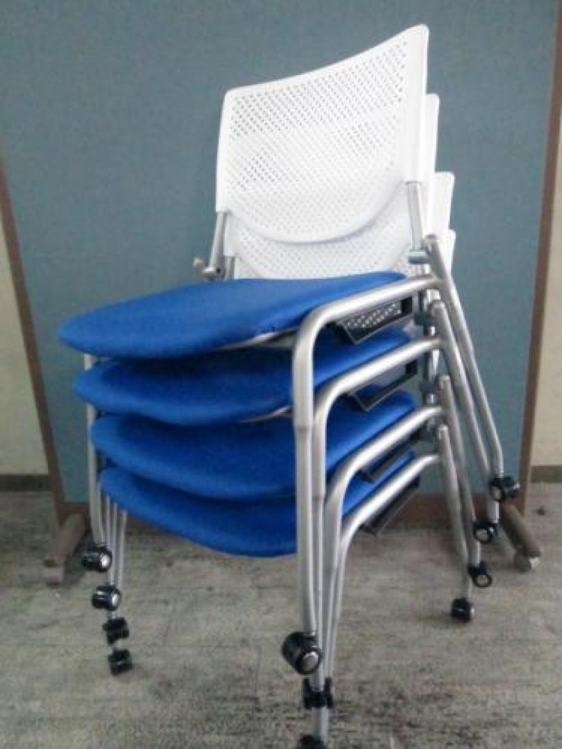 ☆★　オカムラ　スタッキングチェア　キャスター付　プロスタック　ブルー　４脚セット　【セット商品】　☆★【会議チェア】
                                    中古
            