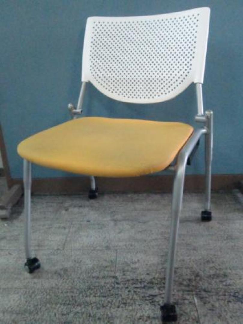 オカムラ　スタッキングチェア　キャスター付　プロスタック　イエロー【会議チェア】
                                    中古
            