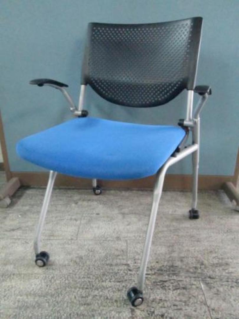 ☆★　オカムラ　ネスティングチェア　肘付　キャスター付　プロスタック　ブルー　１脚のみ　☆★ 	 	【会議チェア】
                                    中古
            