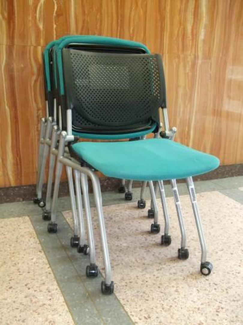 【重ねて収納　キャスター付き】オカムラ製　プロスタックチェア　とてもコンパクト【会議チェア】
                                    中古
            