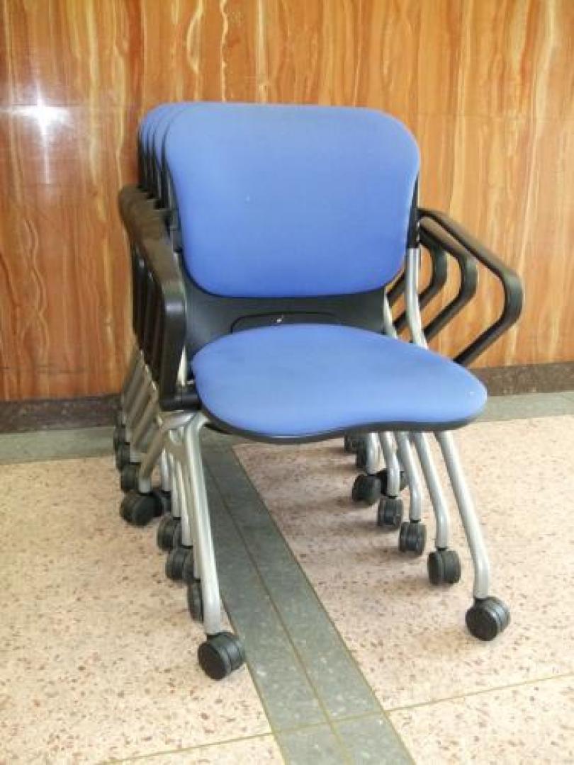 【重ねて収納　肘付きキャスター付き】コクヨ製　ネスティングチェア　とてもコンパクト【会議チェア】
                                    中古
            