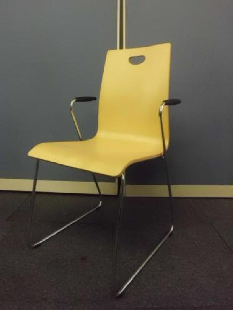 　肘付スタッキングチェア　■肘付です。【会議チェア】
                                    中古
            