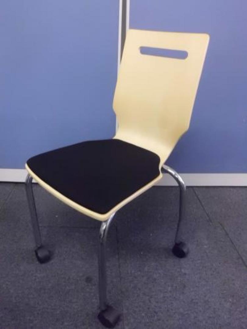 【MOE-109】　キャスター付スタッキングチェア　■今年の新作です！【会議チェア】
                                    中古
            