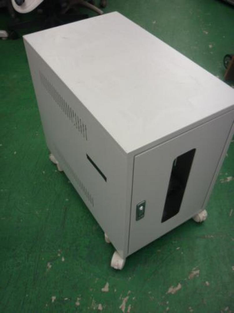 6/15　　サーバーラック入荷致しました!!!<br>
コンパクトタイプで、キャスター付！<br>
移動もラクラク！配線もまとめて収納！
                                    中古
            