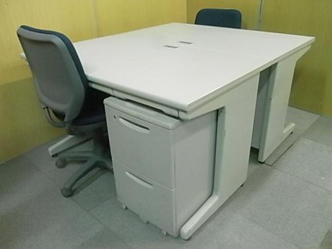 【開業等の初期導入にオススメ！】■デスク２台＆ワゴン２台＆肘無しチェア２脚〜どれも国内メーカーのみでのご提案！〜【セット商品】
                                    中古
            