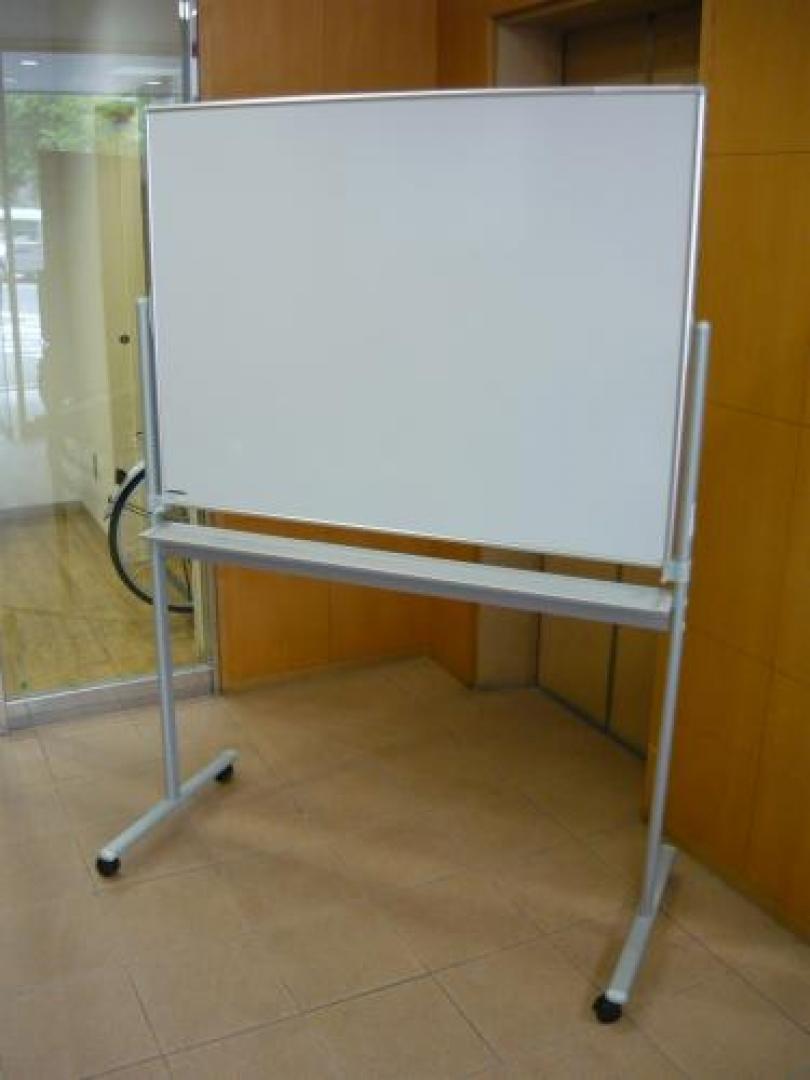 脚付き無地ホワイトボード＜両面タイプ＞　急げ！！　オカムラ製
                                    中古
            