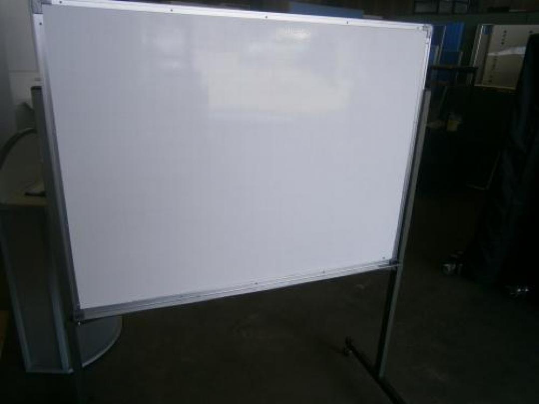 【脚付きホワイトボード】裏面は、月予定表になっております。
                                    中古
            