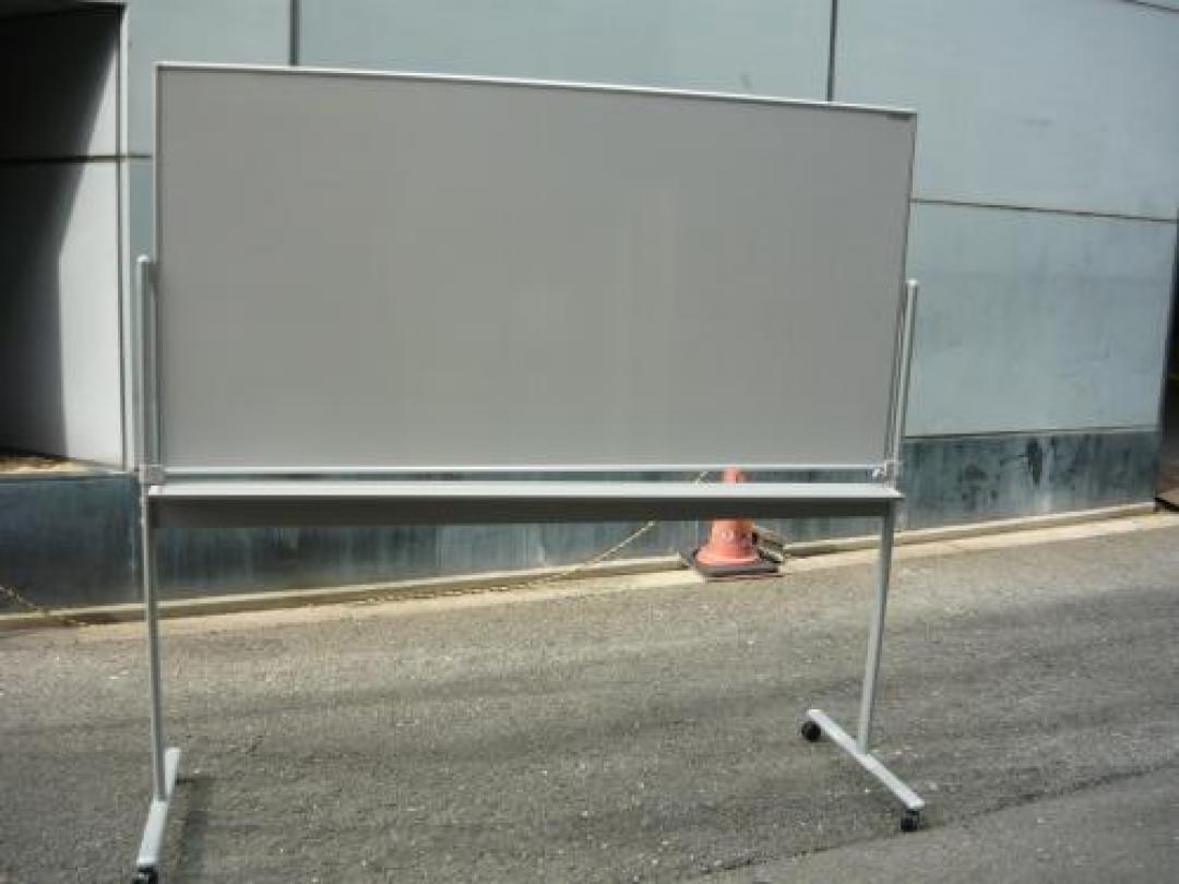 両面無地脚付ホワイトボード・Ｗ1900　ボード面綺麗です！　
                                    中古
            