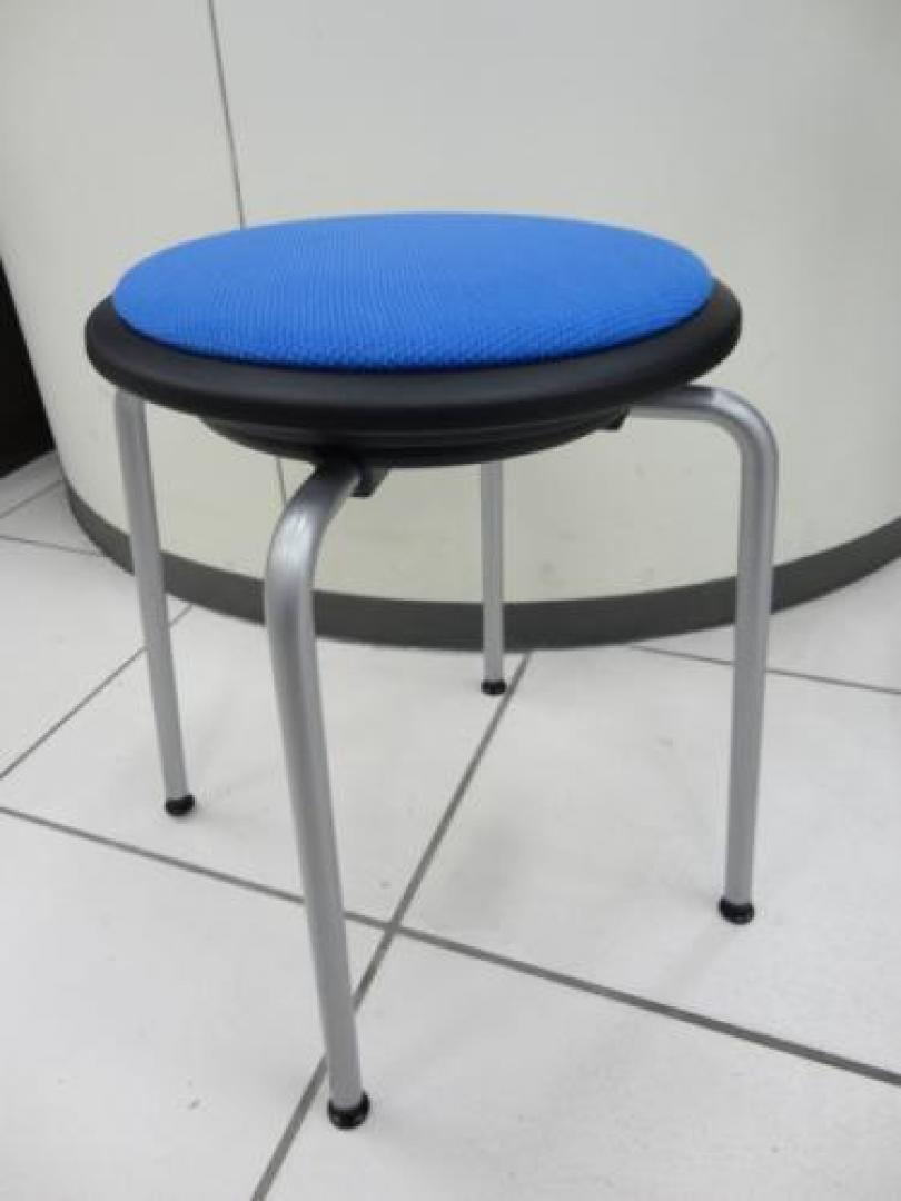 オカムラ製　丸椅子　座面部分回転式
                                    中古
            