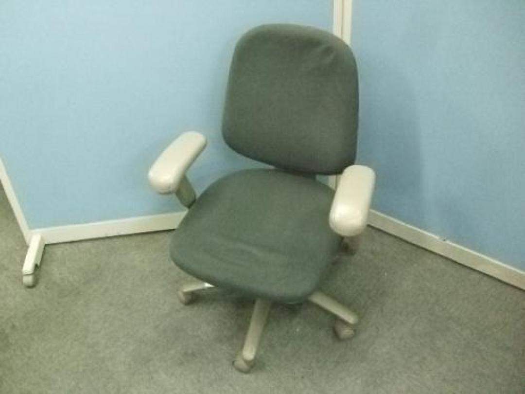 【可動肘】オカムラ製　ＳＸチェア　■多少使用感有【OAチェア】
                                    中古
            
