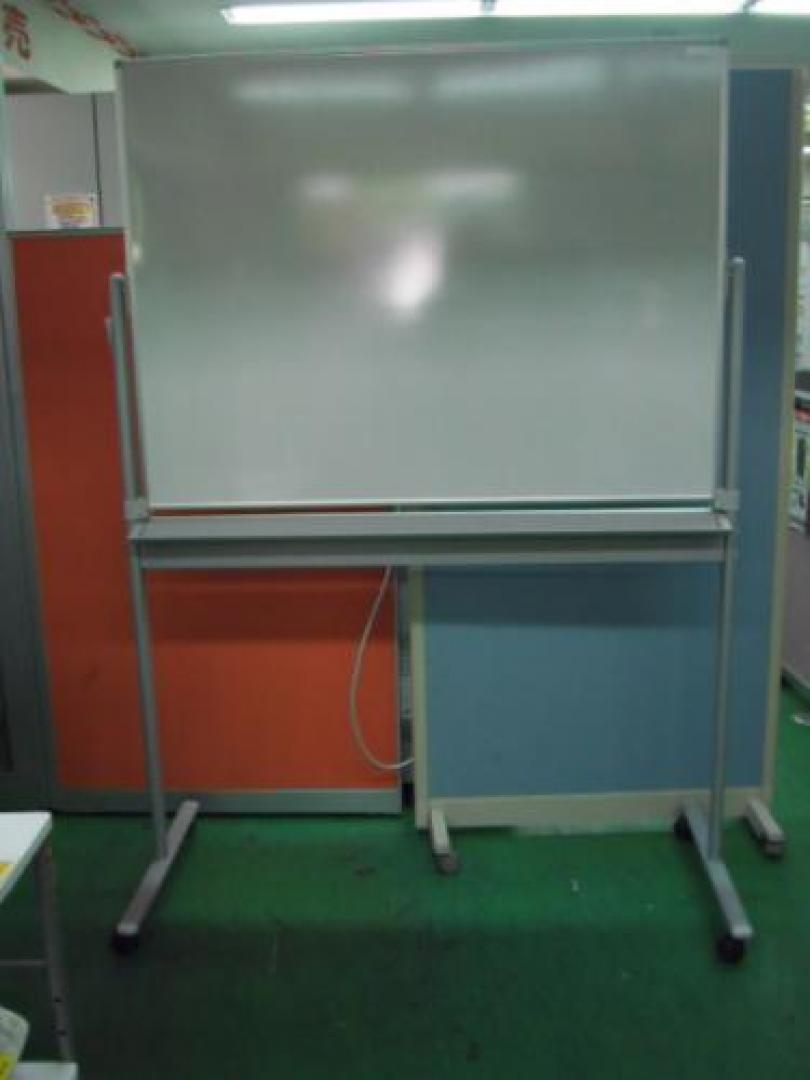 両面脚付きホワイトボード入荷！！■メーカー：オカムラ　■サイズ1200＊1800　【台数：1台限定】
                                    中古
            