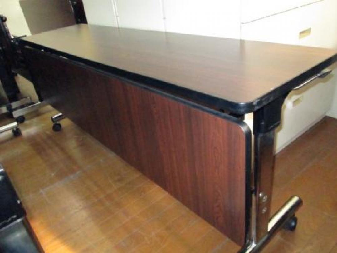 ☆★　2台入荷　オカムラ　サイドスタックテーブル　Ｗ1800　幕板付　ローズ　☆★
                                    中古
            