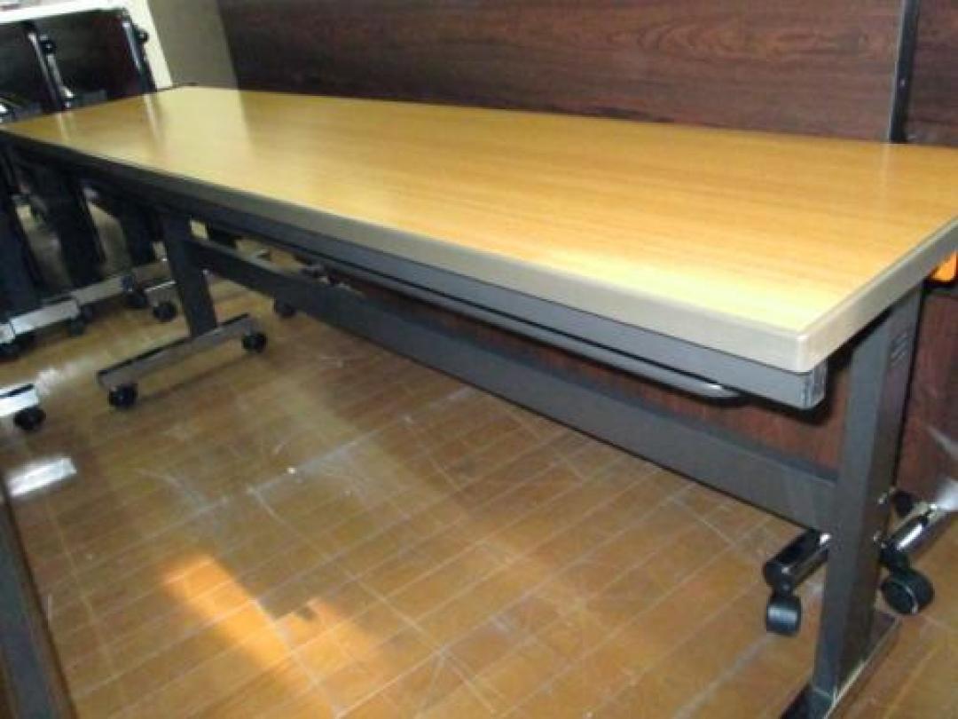 ☆★　５台入荷　アイチ製　サイドスタックテーブル　Ｗ1800　幕板無　チーク　☆★
                                    中古
            