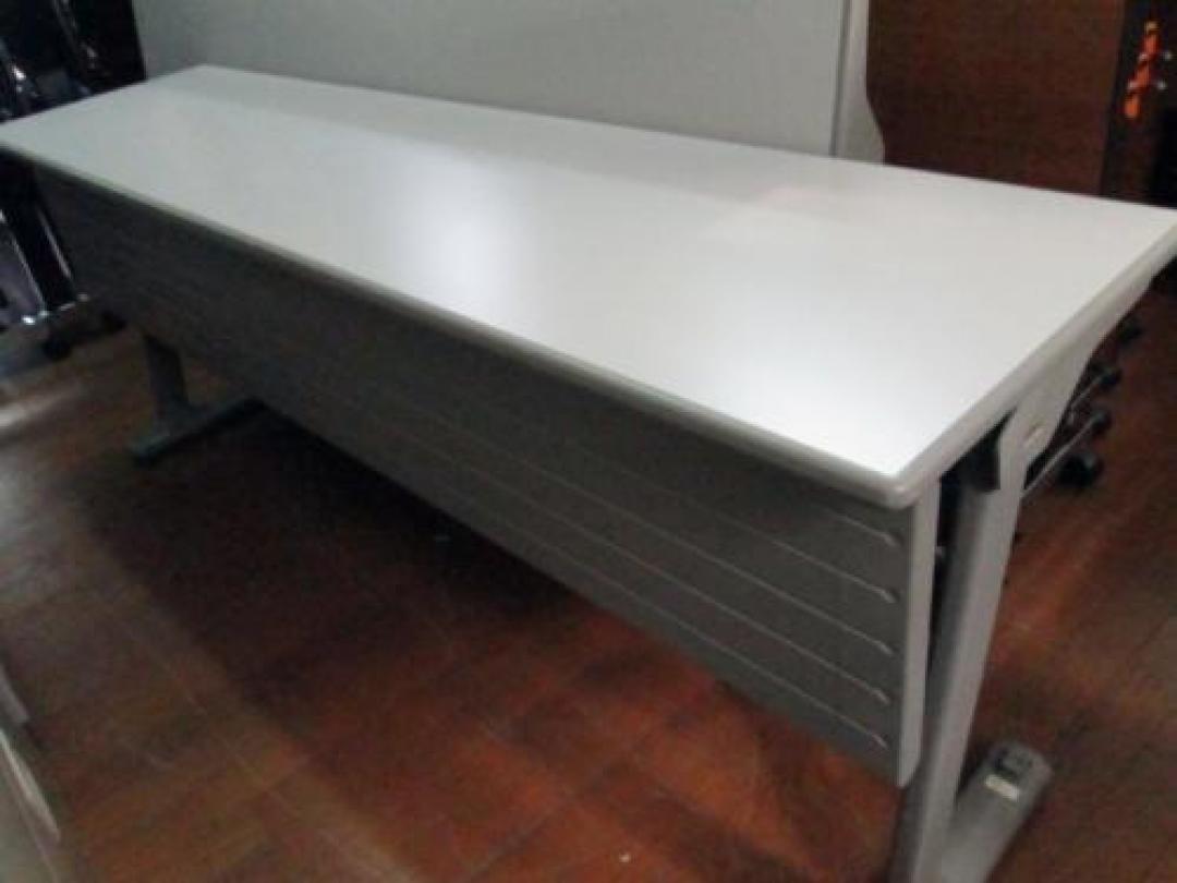 ☆★　2台セット　オカムラ　サイドスタックテーブル　Ｗ1800　幕板付　ニューグレー　【セット商品】　☆★
                                    中古
            