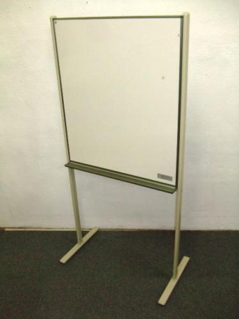 【個性的なホワイトボードが登場です】■無地片面ホワイトボード　■メーカー：コクヨ　■サイズ：盤面幅750高さ900　※コンパクトで場所を選らばない。　しかし、キャスターは無い。
                                    中古
            