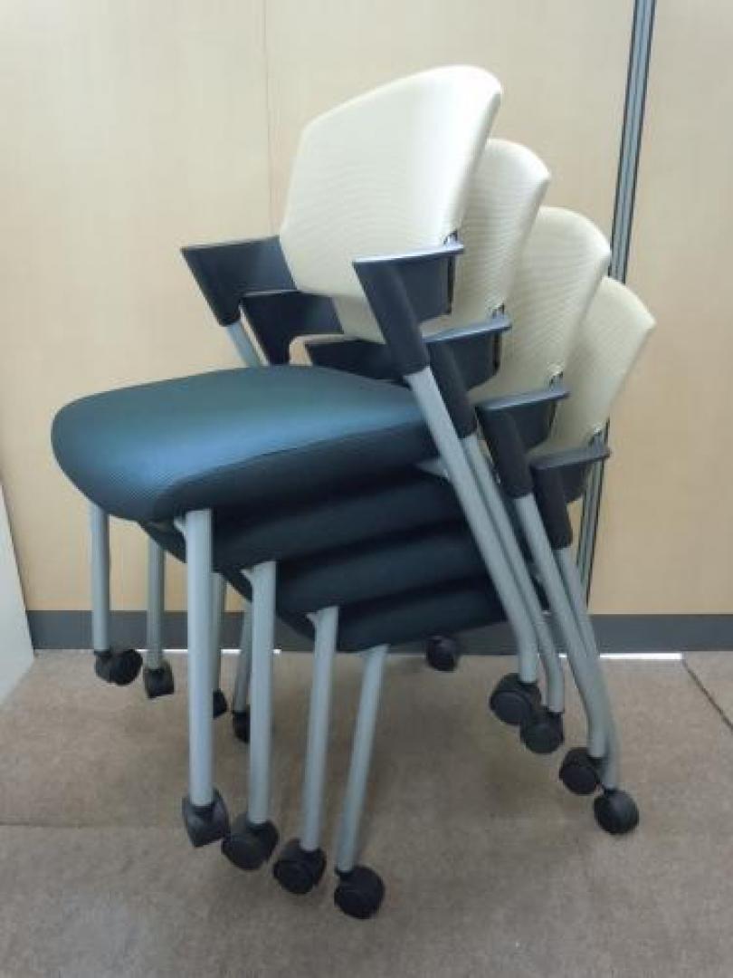 【４脚セット】　コクヨ　■　スタッキングチェア　■　肘付　■　Ｐｒｏｔｔｙ　プロッティ　　■　キャスター付！ ■　型番：ＣＫ-587Ｃ【会議チェア】
                                    中古
            