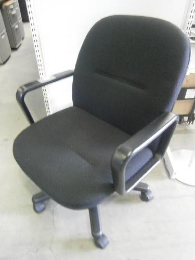 【肘付ミーティングチェア】キャスター付です。『九州地区限定　とくとくキャンペーン』九州地区の方限定で10％OFF致します。
【会議チェア】
                                    中古
            