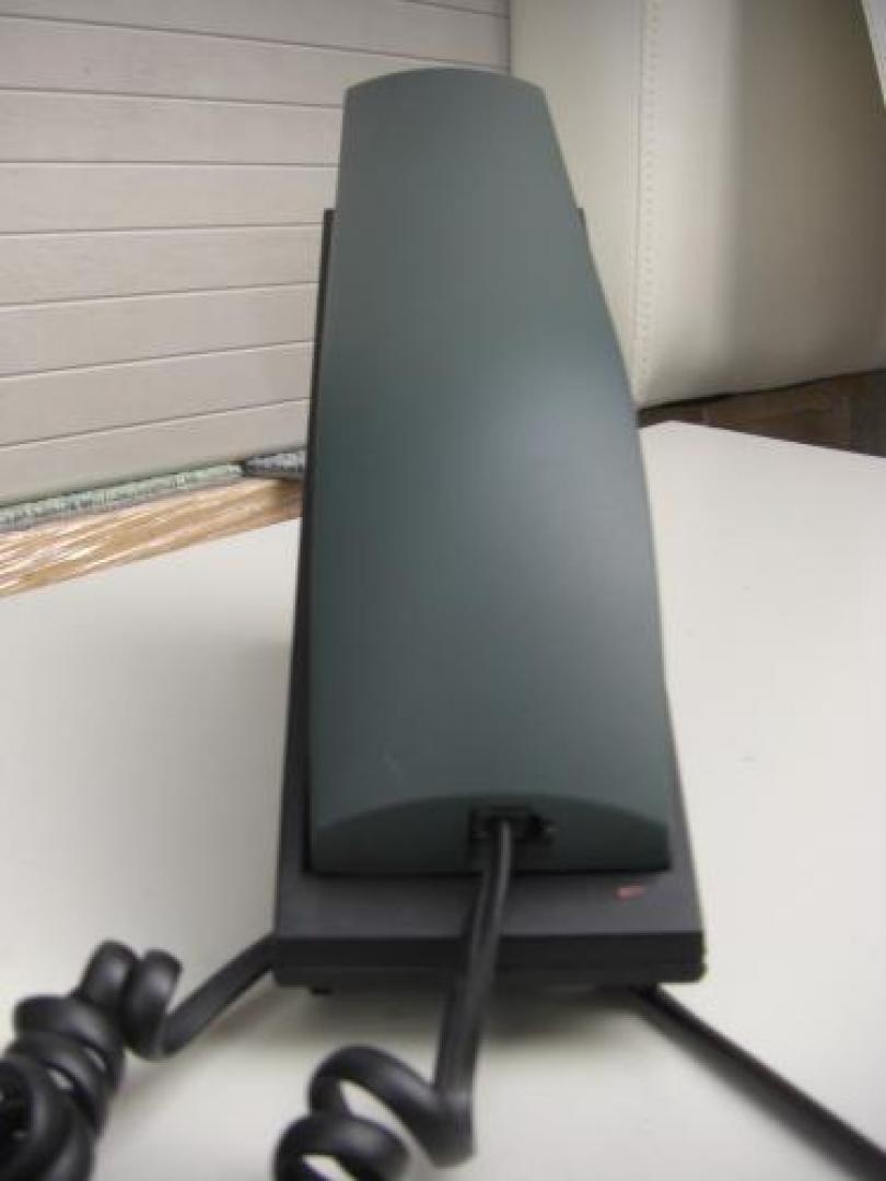 受付用のシンプルな電話器入荷
                                    中古
            