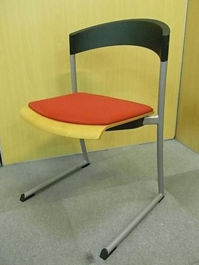 【オーストラリアで１５０年の歴史を持つ老舗家具メーカー】■wiesner hager　ウィスナーハーガー　■ミーティングチェア〜休憩用、待合用チェアにも〜【会議チェア】
                                    中古
            