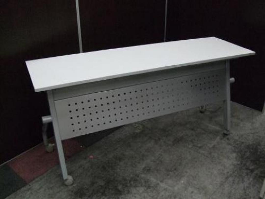 ☆美品　平行スタックテーブル入荷　限定8台　！！☆　　会議、そこの空いた空間にお一つ！
                                    新古品
            