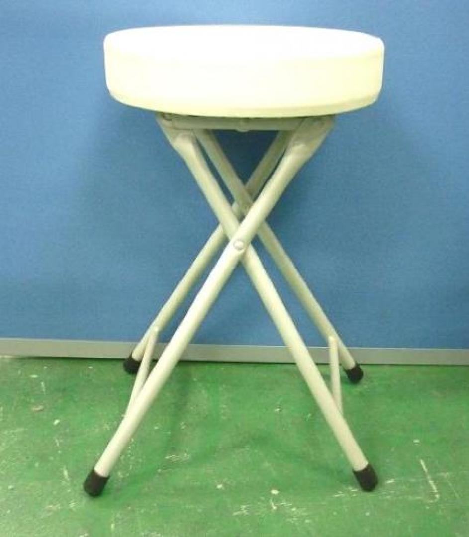 なにげにレア　折畳丸椅子　※1脚は座面ビニール地に破れありです
                                    中古
            