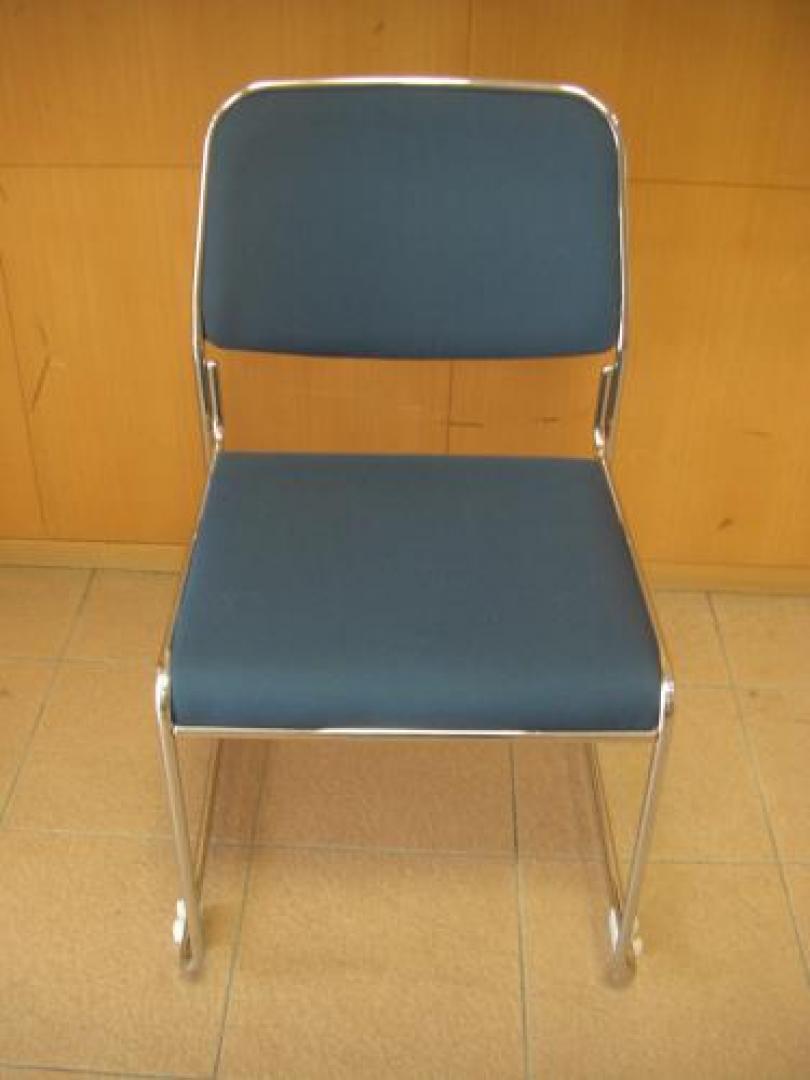 鮮やかブルーのスタッキングチェアー【会議チェア】
                                    中古
            