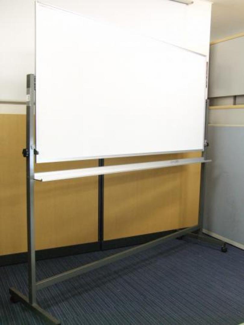 【状態良好】【片面：ボード】【片面：月間予定表】<br>とても便利なホワイトボード！
                                    中古
            