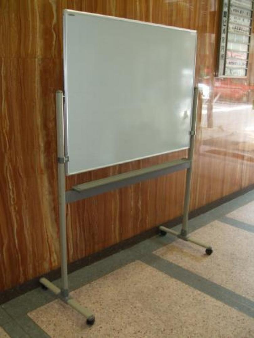 【1番人気の省スペースホワイトボード】両面タイプ、脚付き
                                    中古
            