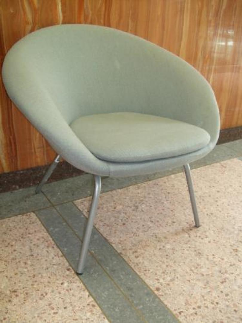 【6脚限定】ミーティングチェア　会議室、休憩室、待合室どこでもＯＫ　生地に汚れある為この価格！【会議チェア】
                                    中古
            